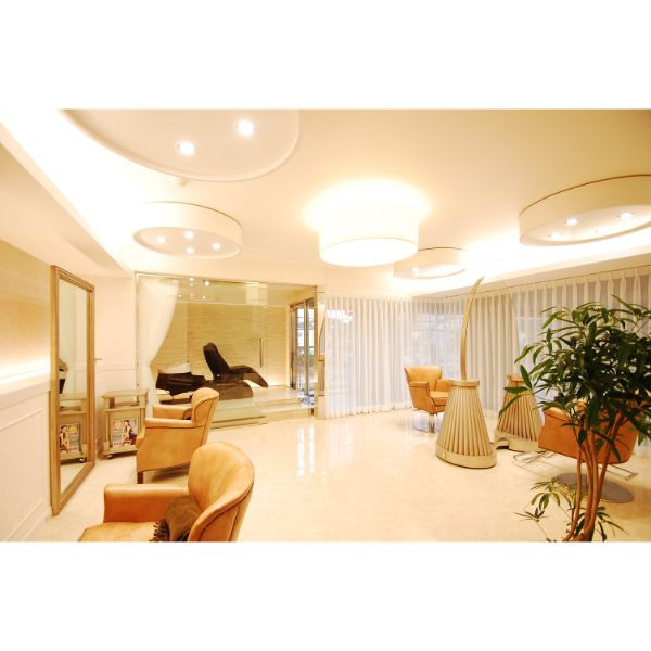 美容師がヘアカットをしている様子